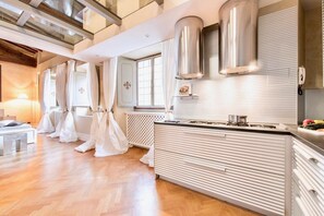 Kühlschrank, Ofen, Geschirrspüler, Kochgeschirr/Geschirr/Besteck