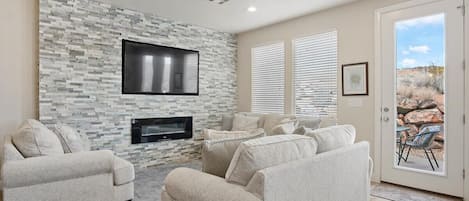 Televisie, een open haard, videospelletjes en een kantoor