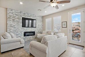 TV, fireplace, video games, offices - Perfect for Kids | Sleeps 12 | Coral Ridge Getaway (Washington)
