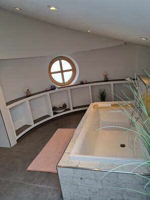 المنشأة من الداخل