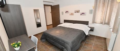 Dubbelrum eller tvåbäddsrum | Minibar, skrivbord, gratis wi-fi och sängkläder