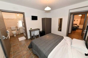 Minibar, desk, free WiFi, bed sheets - B&B Di Gabriele Filomena (Crotone)