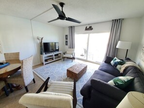 Condo, Plusieurs lits, balcon, vue sur l’océan | Aire de s éjour | Téléviseur de 40 po avec télévision numérique