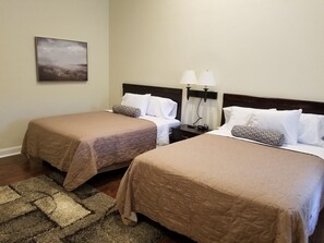 Deluxe Double Room | Premium bedding, desk, laptop workspace, blackout drapes - Sunset Cottages and Motel (Ligonier)