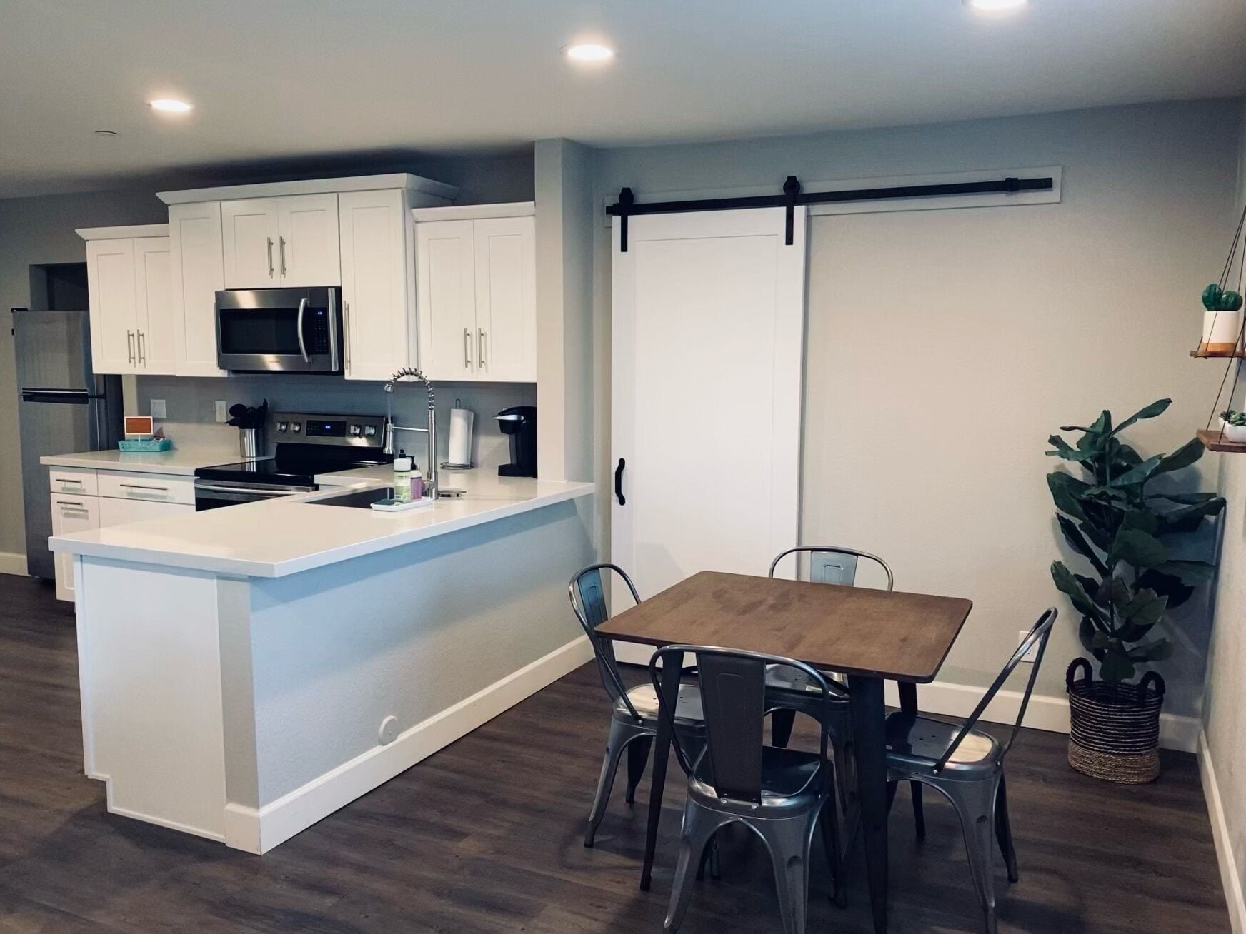 Coffee/tea maker, fridge, microwave, oven