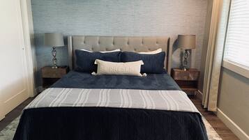 1 camera, una cassaforte in camera, una scrivania, ferro/asse da stiro