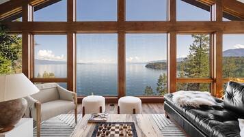 Una televisión, una chimenea, libros, un reproductor estéreo