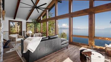 Televisor, llar de foc, llibres i estèreo