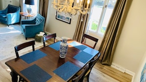 A dining area with a wooden table, blue placemats, and a blue and white vase. - Stay in Franklin - Close to downtown - fire pit & grill (Franklin)