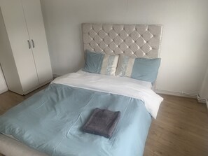 2 habitaciones, tabla de planchar con plancha, wifi y ropa de cama 