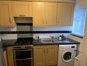 Micro-ondes, batterie de cuisine, vaisselle et ustensiles