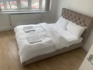 2 habitaciones, tabla de planchar con plancha, wifi y ropa de cama 