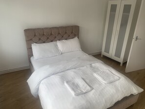 2 habitaciones, tabla de planchar con plancha, wifi y ropa de cama 