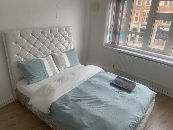 2 chambres, fer et planche à repasser, Wi-Fi, draps fournis