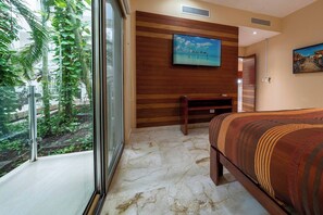 2 chambres, coffres-forts dans les chambres, fer et planche à repasser