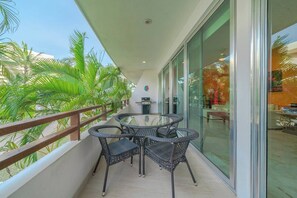 Outdoor dining - Beachside 2BR with Rooftop Pool - At Casa del Mar (Playa del Carmen)