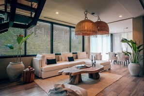 Appartement Luxe, 3 chambres, piscine privée | Coin séjour | TV connectée de 32 pouces avec chaînes numériques