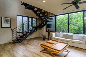 Departamento exclusivo, 3 habitaciones, alberca privada | Área de sala de estar | Smart TV de 32 pulgadas con canales digitales 