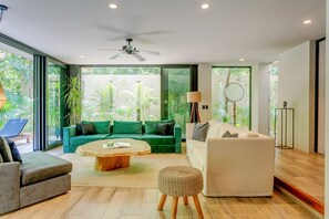 Luxury-Apartment, 3 Schlafzimmer, eigener Pool | Wohnbereich | 32-Zoll-Smart-TV mit Digitalempfang