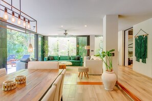 Luxury-Apartment, 3 Schlafzimmer, eigener Pool | Essbereich im Zimmer