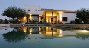 A modern house with a swimming pool, wooden deck, and well-lit exterior. - Callihue de Colchagua Lodge (Santa Cruz)