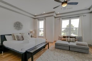 4 sovrum, skrivbord, strykjärn/strykbräda och resesäng