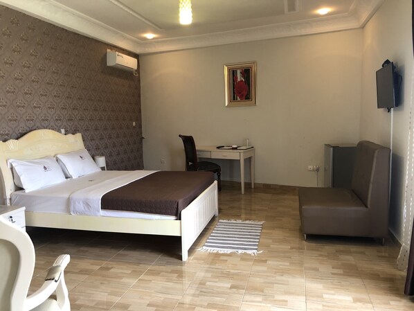 Luxe beddengoed, donsdekens, een minibar, een bureau