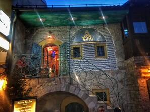 Front of property – evening/night - Studio Apartman Tuareg (Sarajevo)