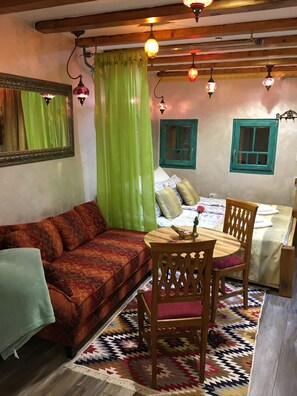 Lejlighed - 1 soveværelse | Stue | 32-tommers fladskærms-tv med satellitkanaler, tv