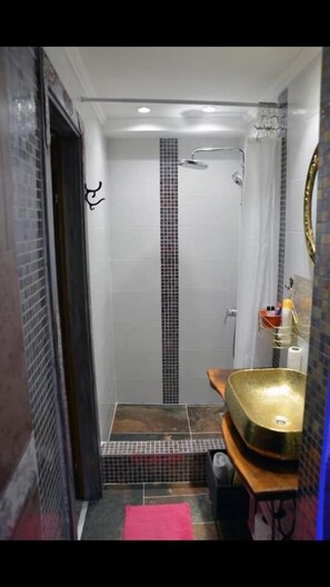 Apartment, 1 Bedroom | Bathroom | Shower, hair dryer, towels, soap - Studio Apartman Tuareg (Sarajevo)