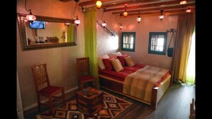 Lejlighed - 1 soveværelse | Opholdsområde | 32-tommers fladskærms-tv med satellitkanaler, tv