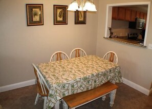 ثلاجة، ميكروويف، موقد طهي مسطح، غسالة أطباق