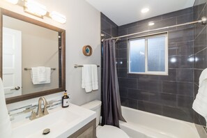 Shower, hair dryer, towels, soap - Broadmoor Stunner Sleeps 8 Has It All (Colorado Springs)