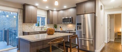 Refrigerador, microondas, horno y parrilla de estufa