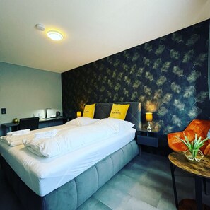 Deluxe Double Room | Hypo-allergenic bedding, desk, laptop workspace, blackout drapes - Dua Hotel (Sarstedt)