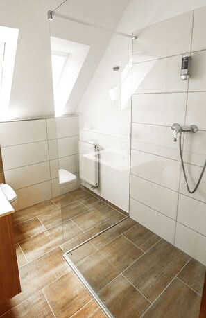 Klassieke tweepersoonskamer | Badkamer | Een haardroger, handdoeken, zeep, shampoo