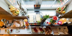 Tägliches Frühstücksbuffet (20 EUR pro Person)