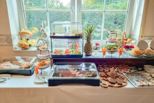 Tägliches Frühstücksbuffet (20 EUR pro Person)
