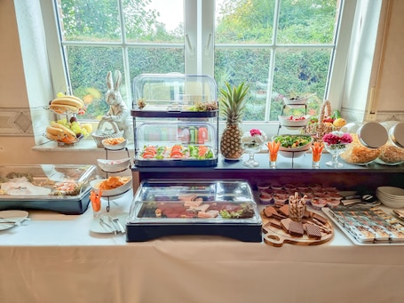 Daily buffet breakfast (EUR 20 per person). Dua Hotel