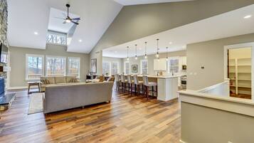 Televisio, takka, kirjoja