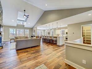 Télévision, cheminée, livres