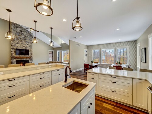 Golfers dream w/ 5-star experience! Boyne Mountain ski in/out
Garage, fire-pit!