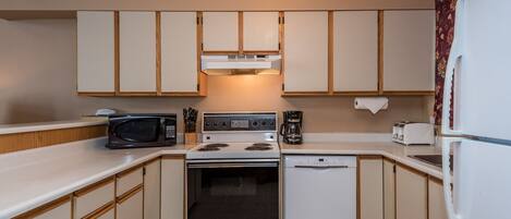 Køleskab, mikrobølgeovn, ovn, kogeplade