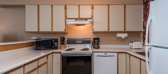 Pinnacles Treasure - bike right to your door, Private hot tub, pet friendly