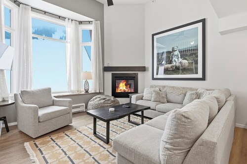 Newly renovated townhouse - ski right to your door, Private hot tub, BBQ