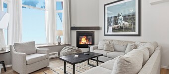 Newly renovated townhouse - Private hot tub, BBQ, laundry, bike to door