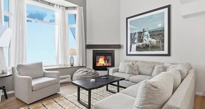 Newly renovated townhouse - ski right to your door, Private hot tub, BBQ