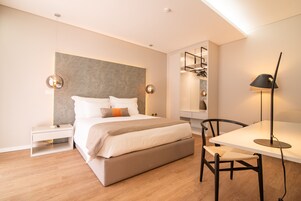 Ropa de cama hipoalergénica y caja de seguridad en la habitación 