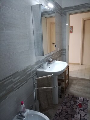 Shower, hair dryer, bidet, towels - Madrigio ... at home (Casamassima)
