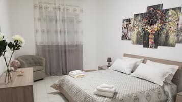 2 habitaciones, escritorio, tabla de planchar con plancha y wifi